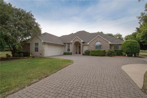 211 Brookbend Dr, Waxahachie, TX 75165-6129