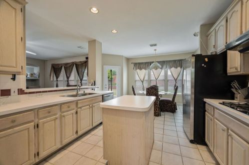 7002 Woodsprings Dr, Garland TX 75044-2147 exterior