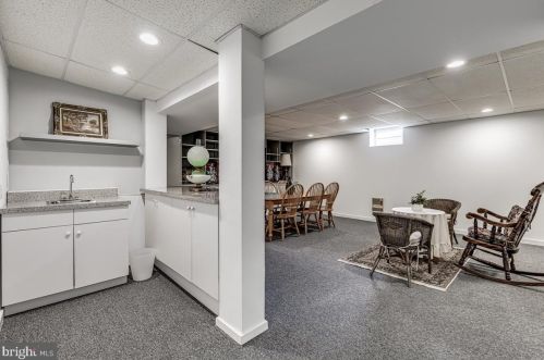 8 Tomlyn Dr, Princeton NJ  08540-4316 exterior