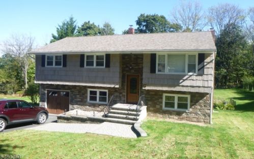 39 Quarry Ridge Rd, Clinton, NJ 08809-1224