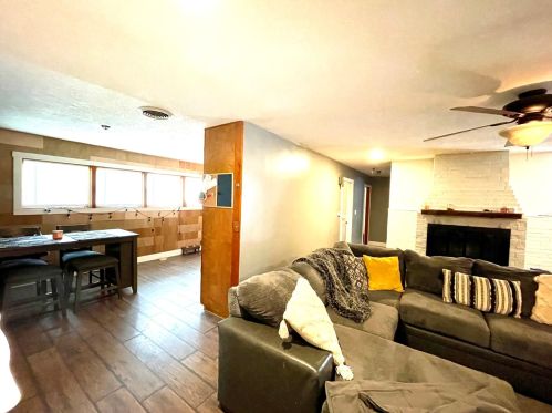 920 Sunset Dr, Hollowayville, IL 61356-2356