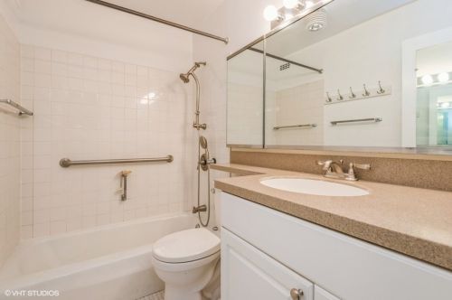 1560 Sandburg Ter, Chicago IL  60610-1313 exterior