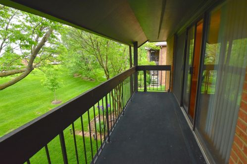 215 Windsor Ln, Willowbrook IL  60527-2965 exterior