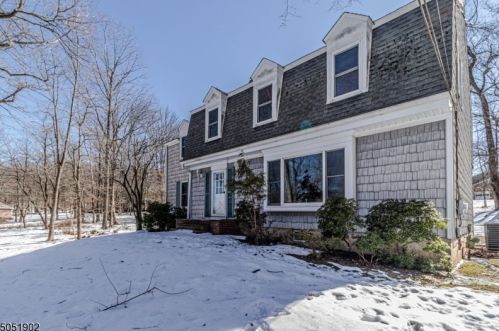 1 Claire Dr, Warren, NJ 07059-6805