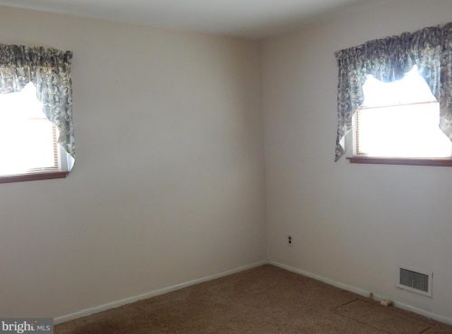 4 Stoneham Rd, Trenton NJ 08638-2745 exterior