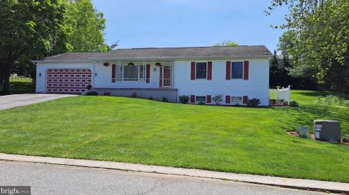 212 Ridley Dr, York, PA 17402-4840