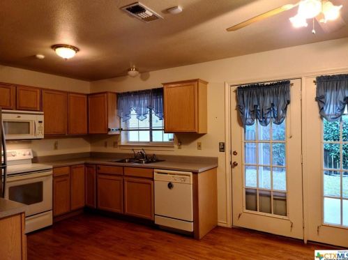 128 Gardenridge Dr, Seguin TX exterior