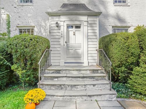 141 Lockwood Rd, Riverside, CT 06878-1921