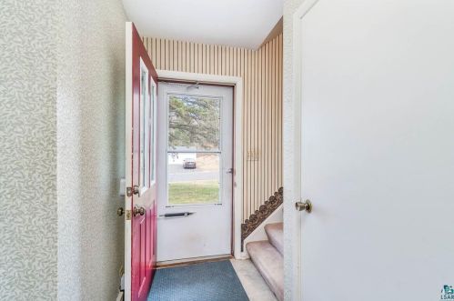 702 Bong Blvd, Duluth, MN 55811-5914