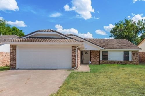 2705 Meadow Ridge Dr, Fort Worth, TX 76133-7709