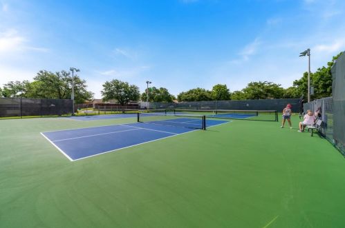 2116 Rockwood Dr, Carrollton TX 75007-5723 exterior