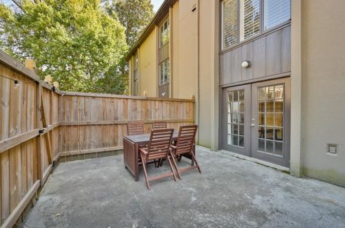 79 Ivy Trl, Atlanta, GA 30342-4244