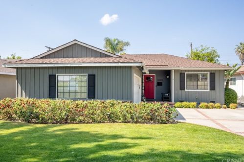 13407 Debby St, Van Nuys, CA 91401-2404