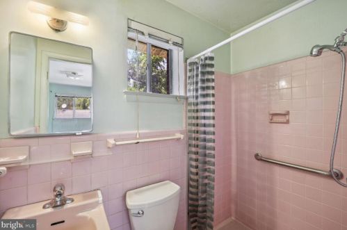 811 Malibu Dr, Silver Spring MD 20901-3648 exterior