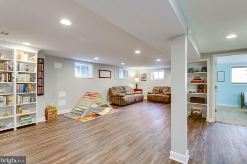 909 Roswell Dr, Silver Spring MD 20901-2128 exterior