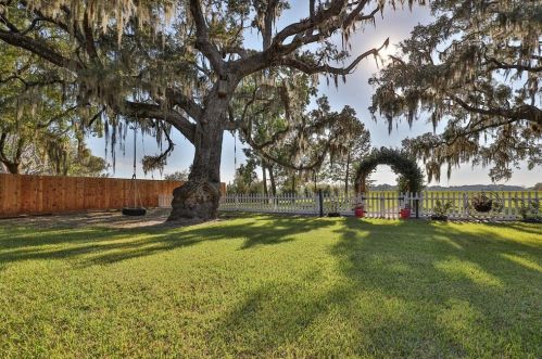 638 Wagon Wheel Trl, Angleton TX 77515-2733 exterior