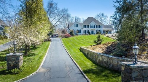 24 Canterbury Ln, Sandy Hook, CT 06482-1583