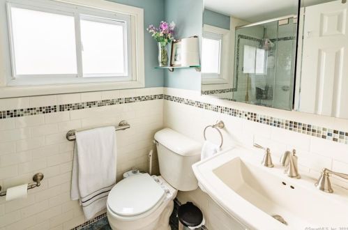 21 Great Quarter Rd, Sandy Hook CT  06482-1560 exterior