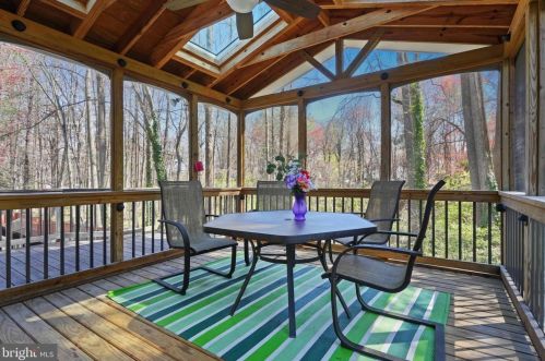 10121 Schoolhouse Woods Ct, Springfield VA  22015-2725 exterior