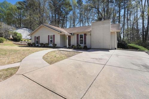 5899 Seam St, Lithonia, GA 30058-5425