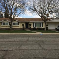 560 Meadowlark Dr, Turlock CA  95382-1412 exterior
