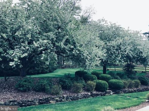 142 Bentley Ln, Lancaster PA  17603-6204 exterior