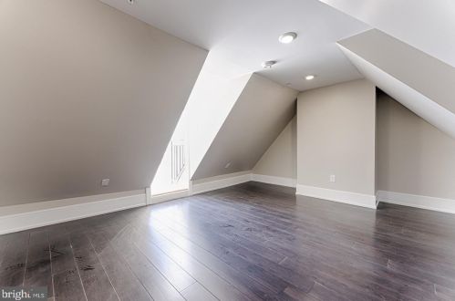 950 Front St, Philadelphia PA 19147-0043 exterior