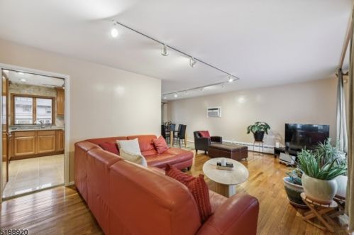 20 Florence Pl, Town Center, NJ 07052-3703