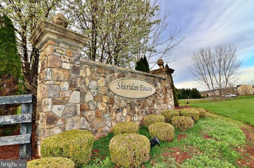 982 Chickamauga Dr, Harpers Ferry, WV 25425-3636