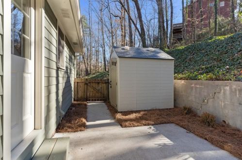 325 Hunters Gln Ct, Atlanta GA  30328-1710 exterior