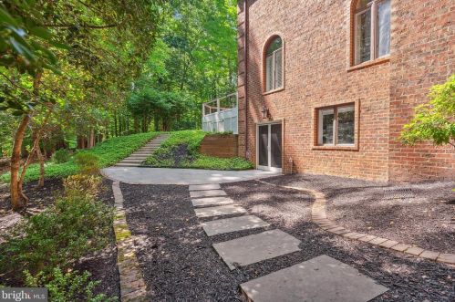 252 Springvale Rd, Great Falls, VA 22066-3230