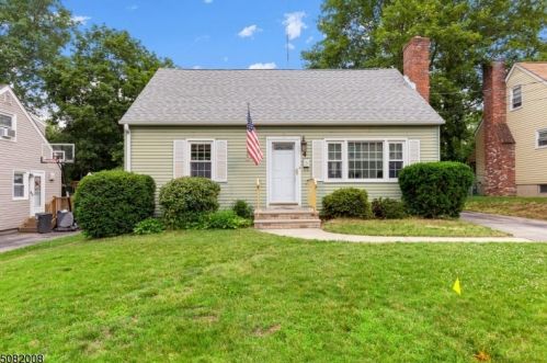 4 Sally St, Bloomingdale, NJ 07403-1306