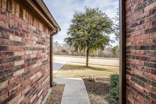 405 Sterling Dr, Fort Worth TX  76126-2461 exterior