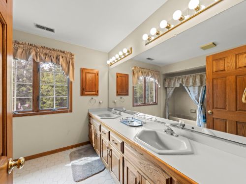 8815 Aintree Ln, Willowbrook IL  60527-8392 exterior