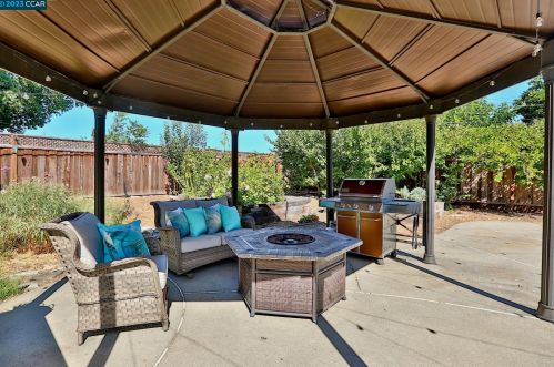 1025 Stimel Dr, Concord CA  94518-3948 exterior