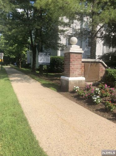 284 Larch Ln, Mahwah, NJ 07430-2077