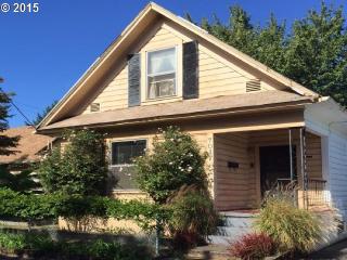 7017 Saint Johns Ave, Portland, OR 97203-1425