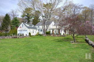 7 Davis Ln, Tokeneke, CT 06820-6229