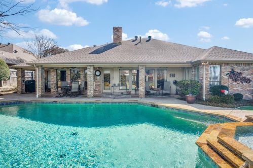 2321 Highland Hts Ln, Carrollton TX 75007-2033 exterior