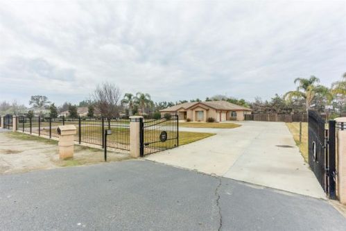 11070 17th Ave, Lemoore, CA 93245-9117