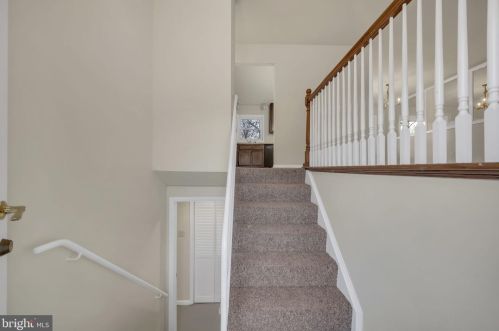 1240 Sunset Ct, Herndon, VA 20170-4122
