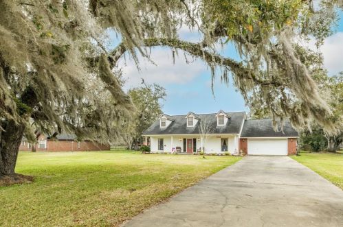 513 Lone Star Trl, Angleton, TX 77515-9092