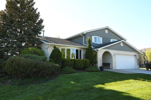 15420 Cherry Ln, Oak Forest, IL 60452-1604