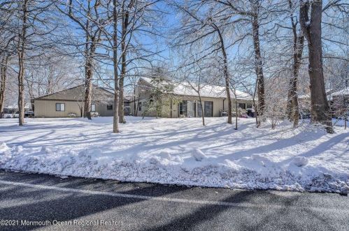 3 Manchester Ct, Tinton Falls NJ 07701-5492 exterior