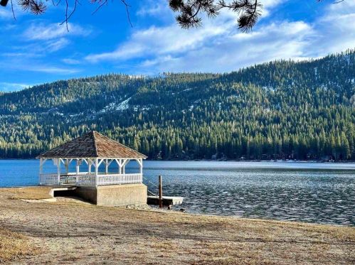 15482 Donner Pass Rd, Truckee CA  96161-3670 exterior