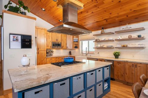 12755 Rainbow Dr, Truckee, CA 96161-2645
