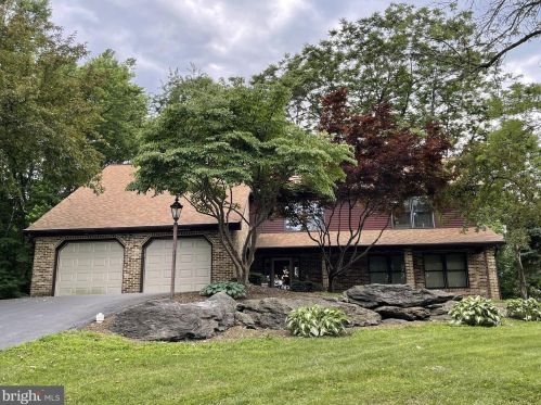 112 Bentley Ln, Lancaster PA  17603-6223 exterior