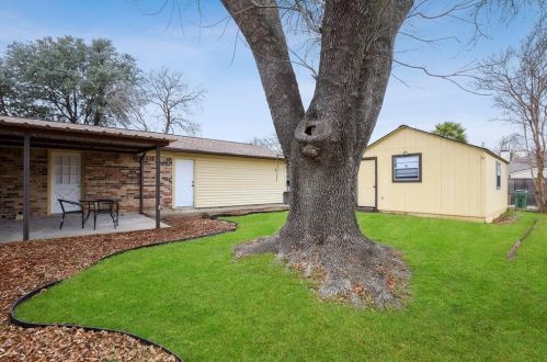 1413 Kingsbridge Dr, Garland TX 75040-3512 exterior