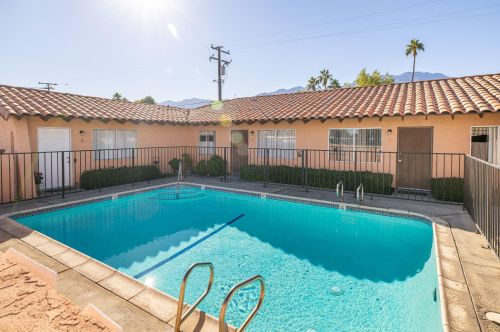 561 Desert View Dr, Palm Springs, CA 92264-1061