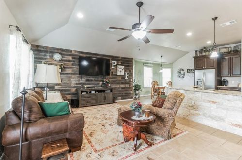 418 Bandara Woods Blvd, Webberville, TX 78621-5897